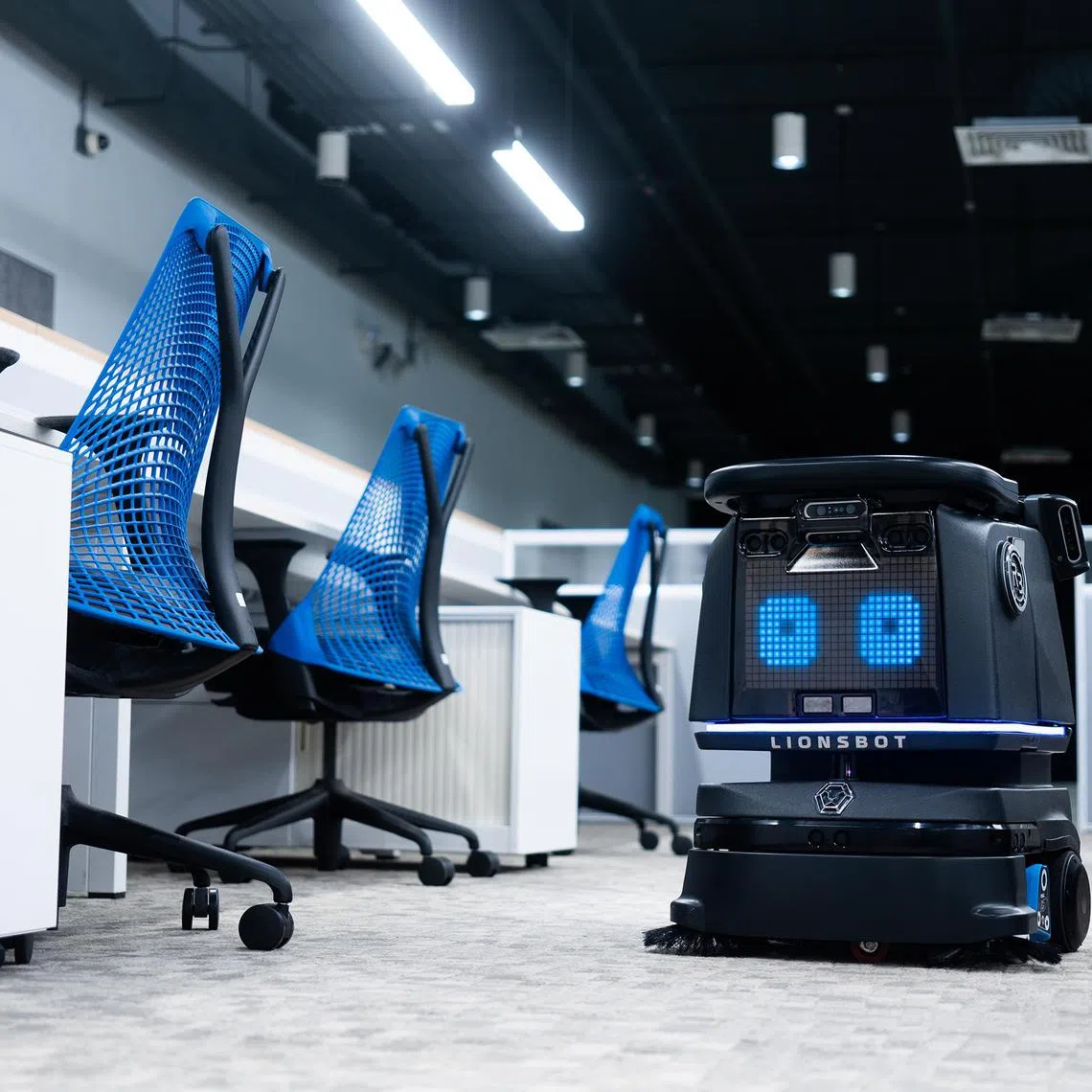 safast23 - R3 Vac cleaning robot in an office space (2)


Credit: Lionsbot