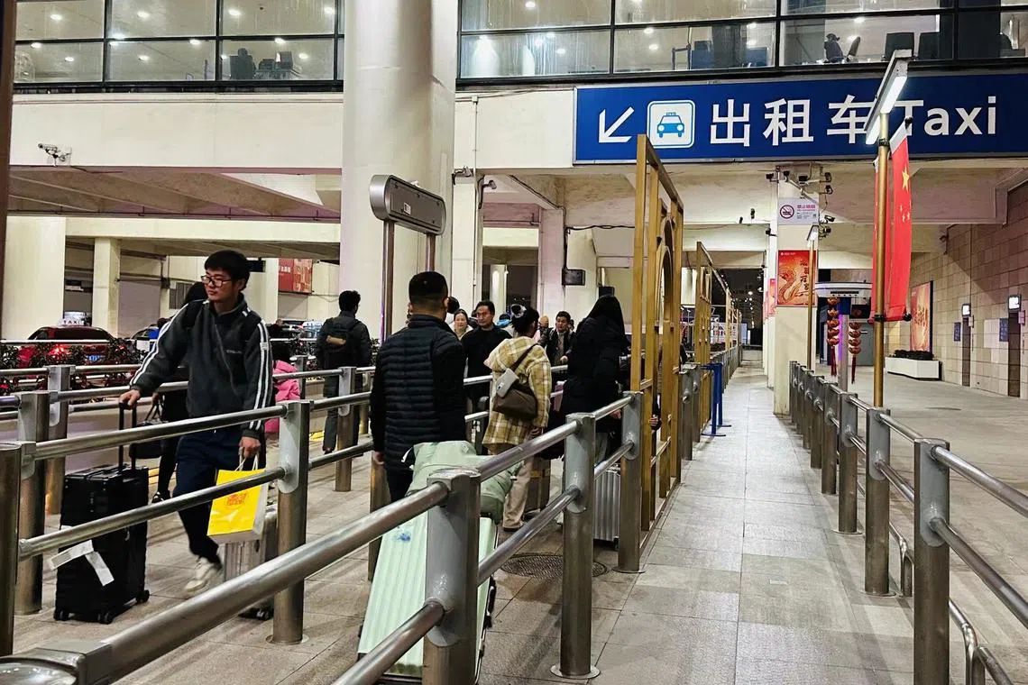 The taxis will also provide a travel guide for foreign passengers printed in English and Japanese. 