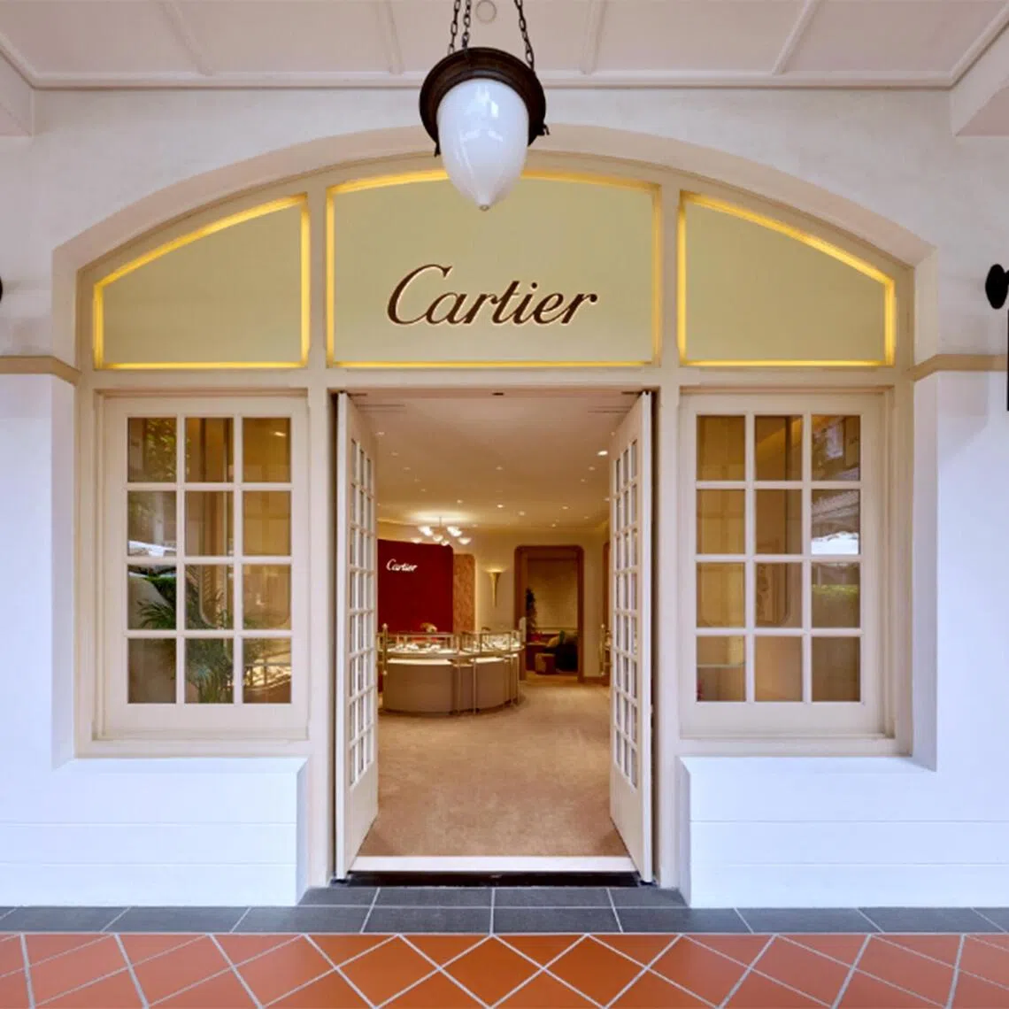 Cartier has opened a 47sq m shop-in-shop at the The Hour Glass inside the historic Raffles Hotel.