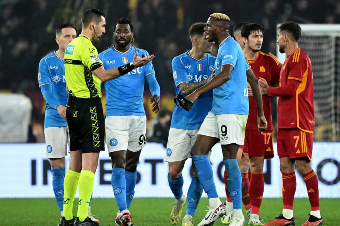 Soccer Football - Serie A - AS Roma v Napoli - Stadio Olimpico, Rome, Italy - December 23, 2023 Napoli's Victor Osimhen is shown a red card by referee Andrea Colombo REUTERS/Alberto Lingria/File photo
