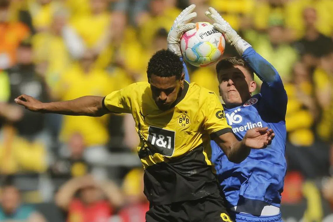 Soccer Football - Bundesliga - Borussia Dortmund v 1. FSV Mainz 05 - Signal Iduna Park, Dortmund, Germany - May 27, 2023 Borussia Dortmund's Sebastien Haller in action with 1.FSV Mainz 05's Finn Dahmen REUTERS/Leon Kuegeler/File Photo