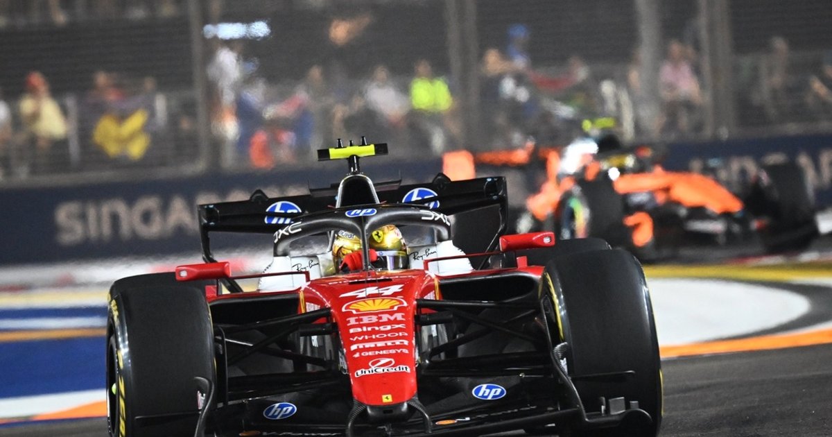 Lewis Hamilton entschuldigt sich, nachdem ein Boxenstopp-Fehler Ferrari in ...