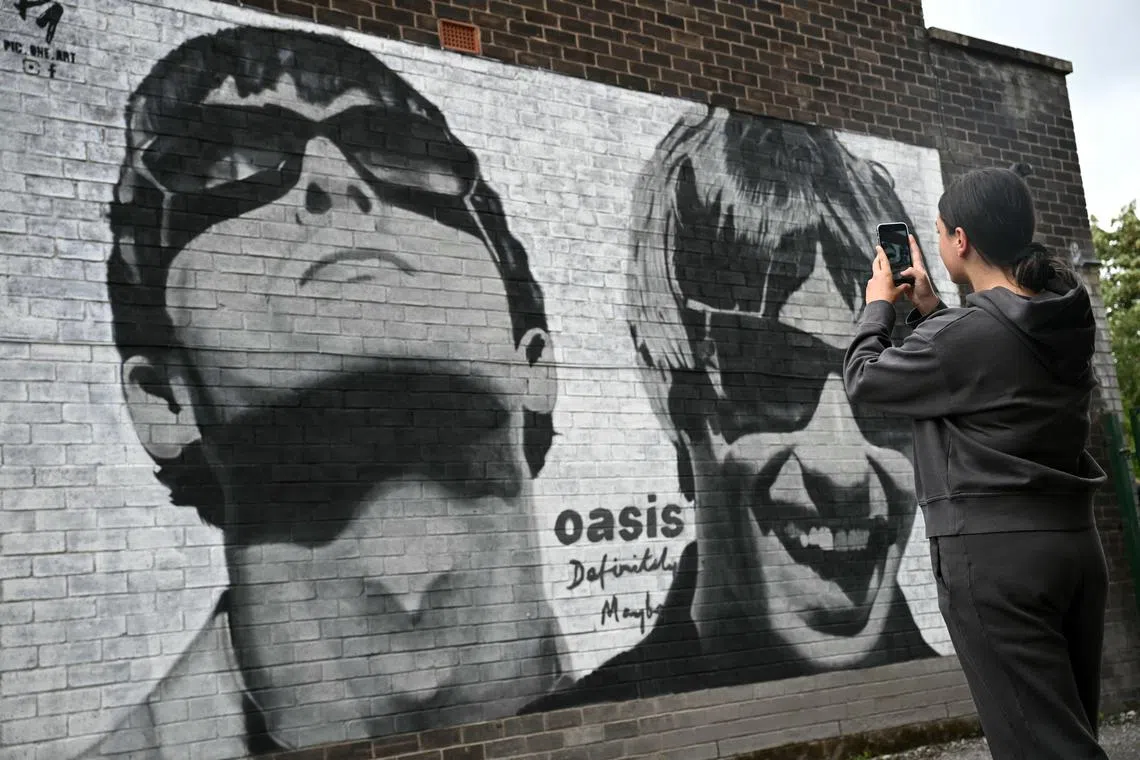 British rock legends Oasis announced Tuesday they will reunite for a worldwide tour, as brothers Liam and Noel Gallagher ended an infamous 15-year feud. 