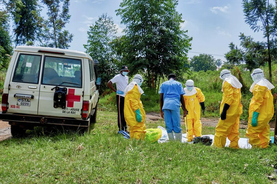Red Cross workers prepare to handle the body of a person who died of Ebola, as aid agencies intensify efforts to contain a new Ebola outbreak involving the Bundibugyo strain, at the Centre Medical Evangelique (CME) in Hoho commune of Bunia, Ituri province, Democratic Republic of Congo, May 21, 2026. REUTERS/Gradel Muyisa Mumbere/File Photo
