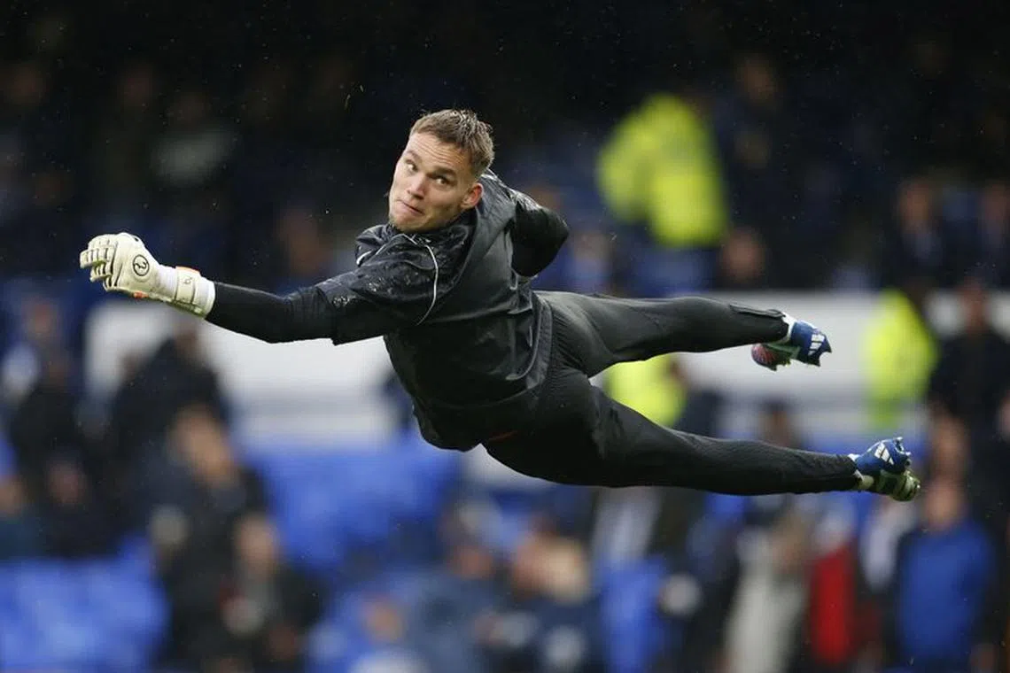 Soccer Football - Premier League - Everton v Brighton & Hove Albion - Goodison Park, Liverpool, Britain - November 4, 2023  Brighton & Hove Albion's Bart Verbruggen during the warm up before the match Action Images via Reuters/Ed Sykes NO USE WITH UNAUTHORIZED AUDIO, VIDEO, DATA, FIXTURE LISTS, CLUB/LEAGUE LOGOS OR 'LIVE' SERVICES. ONLINE IN-MATCH USE LIMITED TO 45 IMAGES, NO VIDEO EMULATION. NO USE IN BETTING, GAMES OR SINGLE CLUB/LEAGUE/PLAYER PUBLICATIONS.