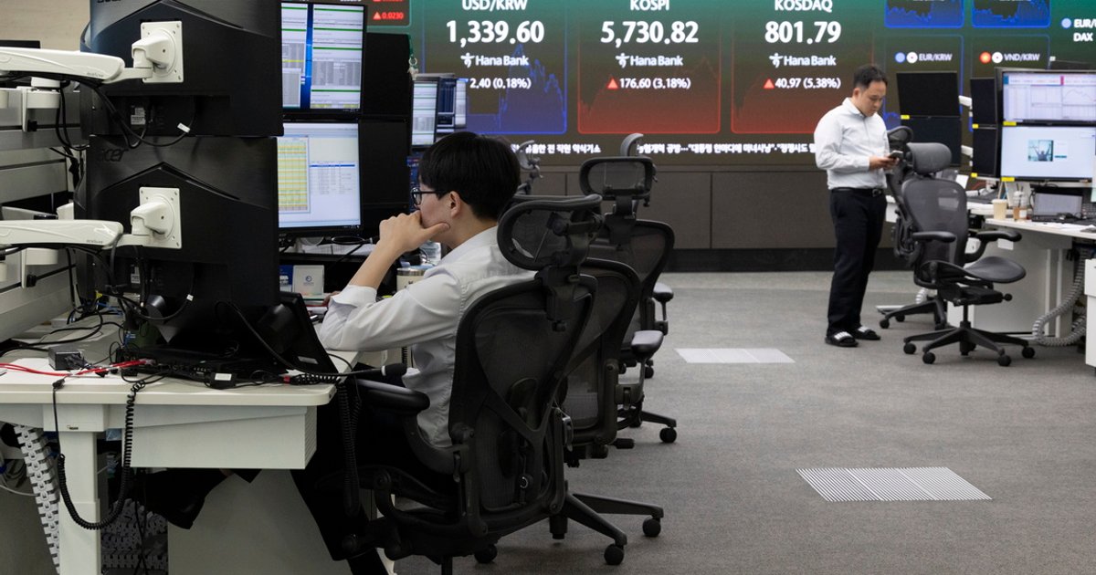 Asian shares wobble as tech rout boosts bonds, dents rate hike bets