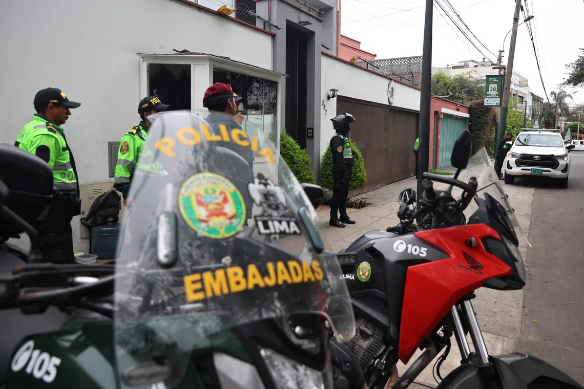 Police officers stand outside Mexico's embassy after Peru's Supreme Court ordered the arrest and five-month preventive detention of former Prime Minister Betssy Chavez, who is currently under asylum at the embassy, ​​in Lima, Peru, November 21, 2025. REUTERS/Sebastian Castaneda