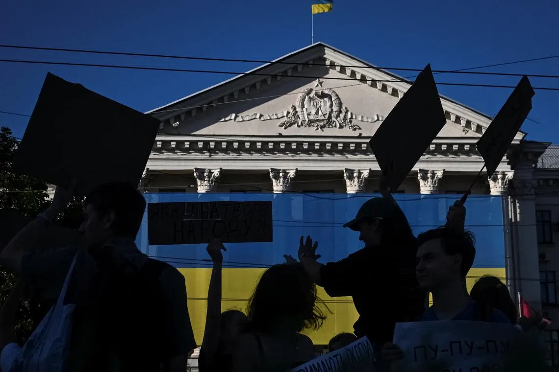 FILE PHOTO: Ukrainians protest in the first wartime rally against a newly passed law, which curbs independence of anti-corruption institutions, amid Russia's attack on Ukraine, in Zaporizhzhia, Ukraine July 23, 2025. REUTERS/Stringer/File Photo