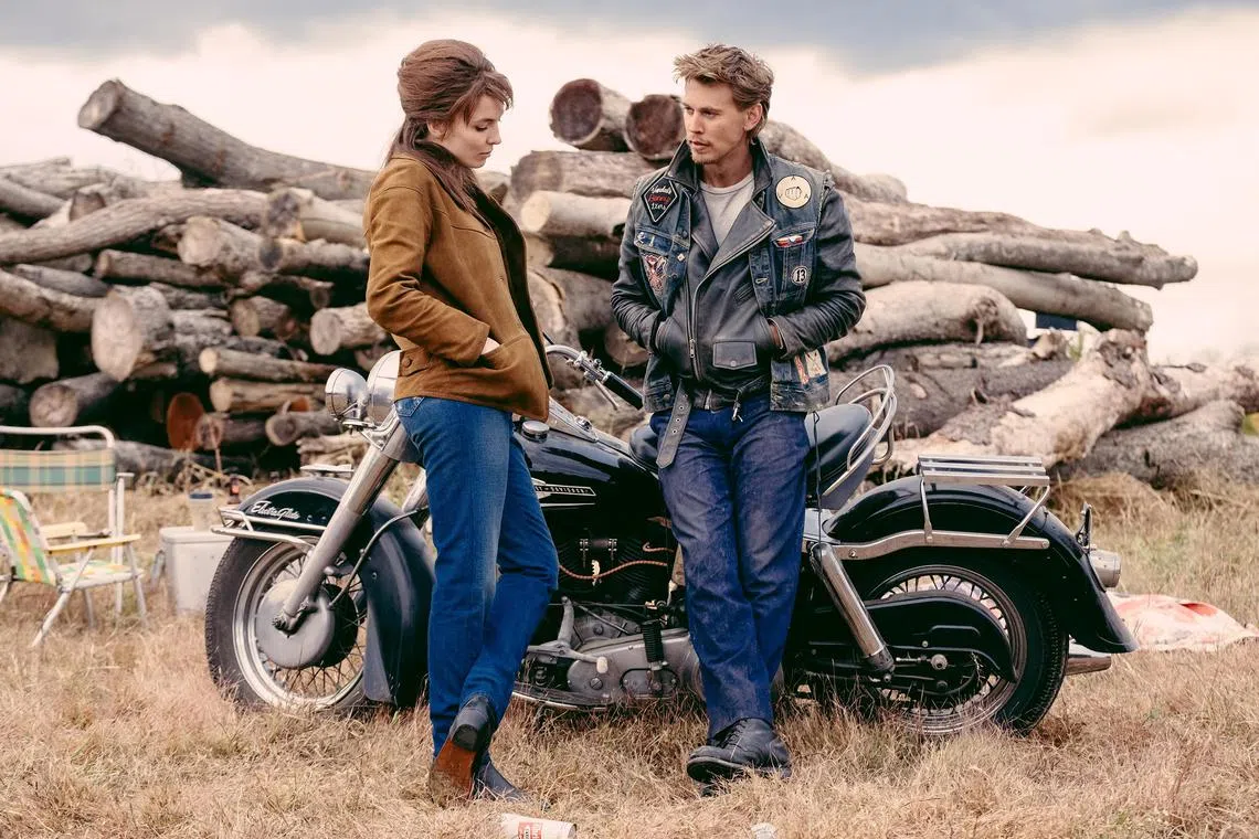 jomovie26 - (L to R) Jodie Comer as Kathy and Austin Butler as Benny in director Jeff Nichols' THE BIKERIDERS, a Focus Features release. Credit: Kyle Kaplan/Focus Features. © 2024 Focus Features. All Rights Reserved.