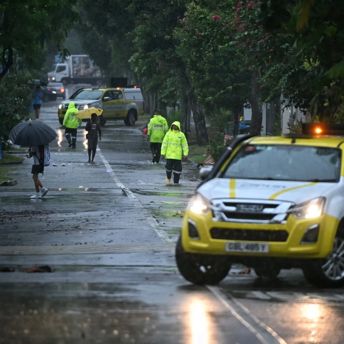 Road closure at King’s Road near Nanyang Primary School due to flash flood, PUB Quick Response team at scene at around 5.40pm, on Sept 22.