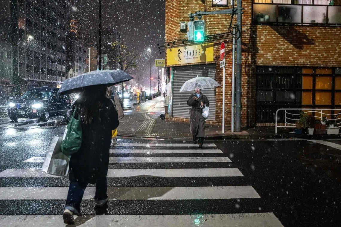 Heavy snow continues to fall on Sea of Japan coast; public warned of traffic disruptions