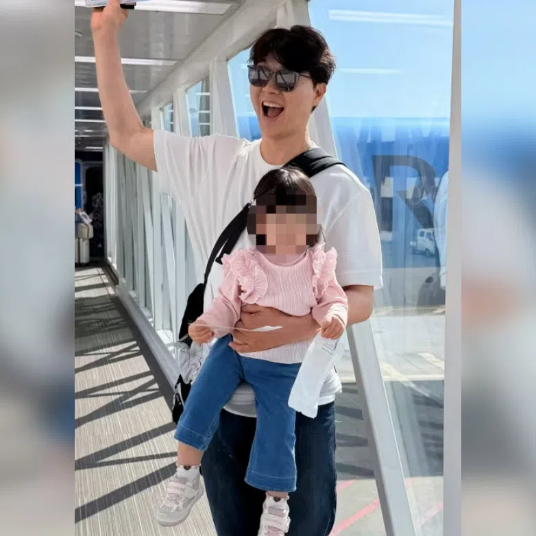 South Korean comedian Park Soo-hong and his family boarded a Korean Air flight from Incheon Airport to Guam on Aug 23.