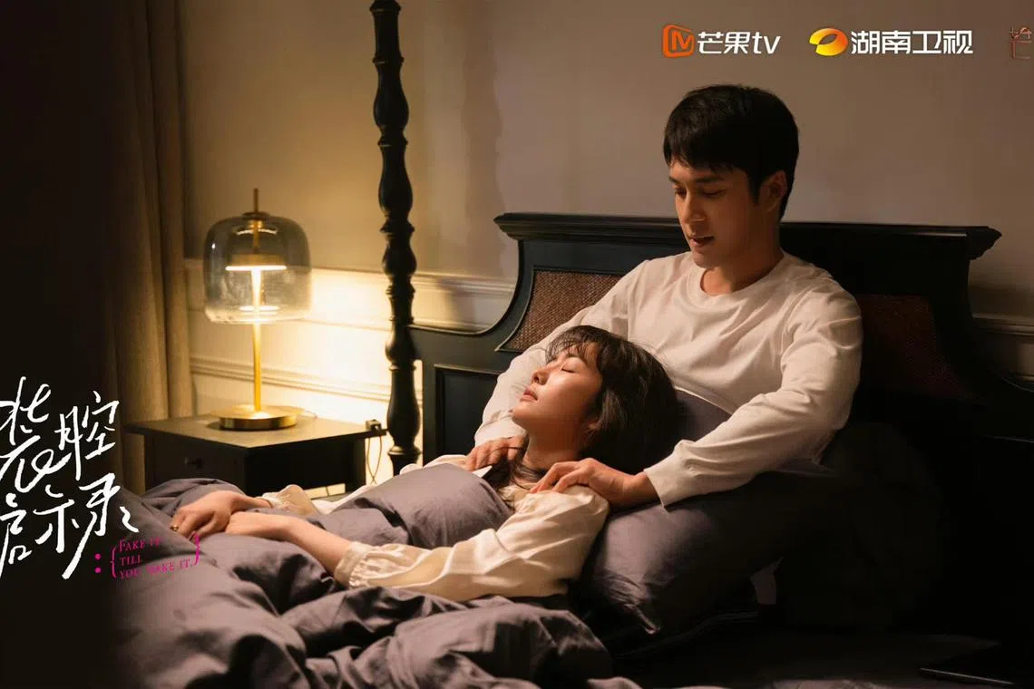 jabinge20 - Cai Wenjing (left) and Han Dongjun (right) are a convincing couple in a slow-burn romance in Fake It Till You Make It.

PHOTO: FAKE IT TILL YOU MAKE IT/WEIBO