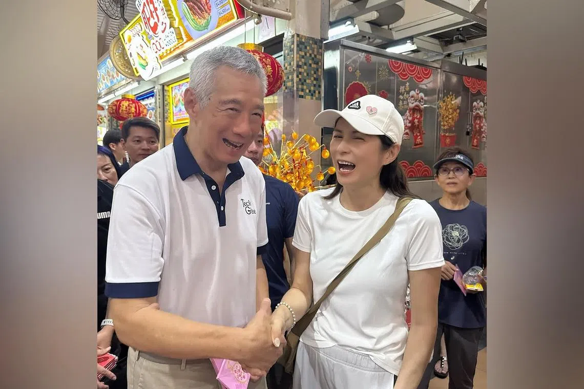 Veteran actress Pan Lingling met Senior Minister Lee Hsien Loong at Teck Ghee Court Market and Food Centre. 