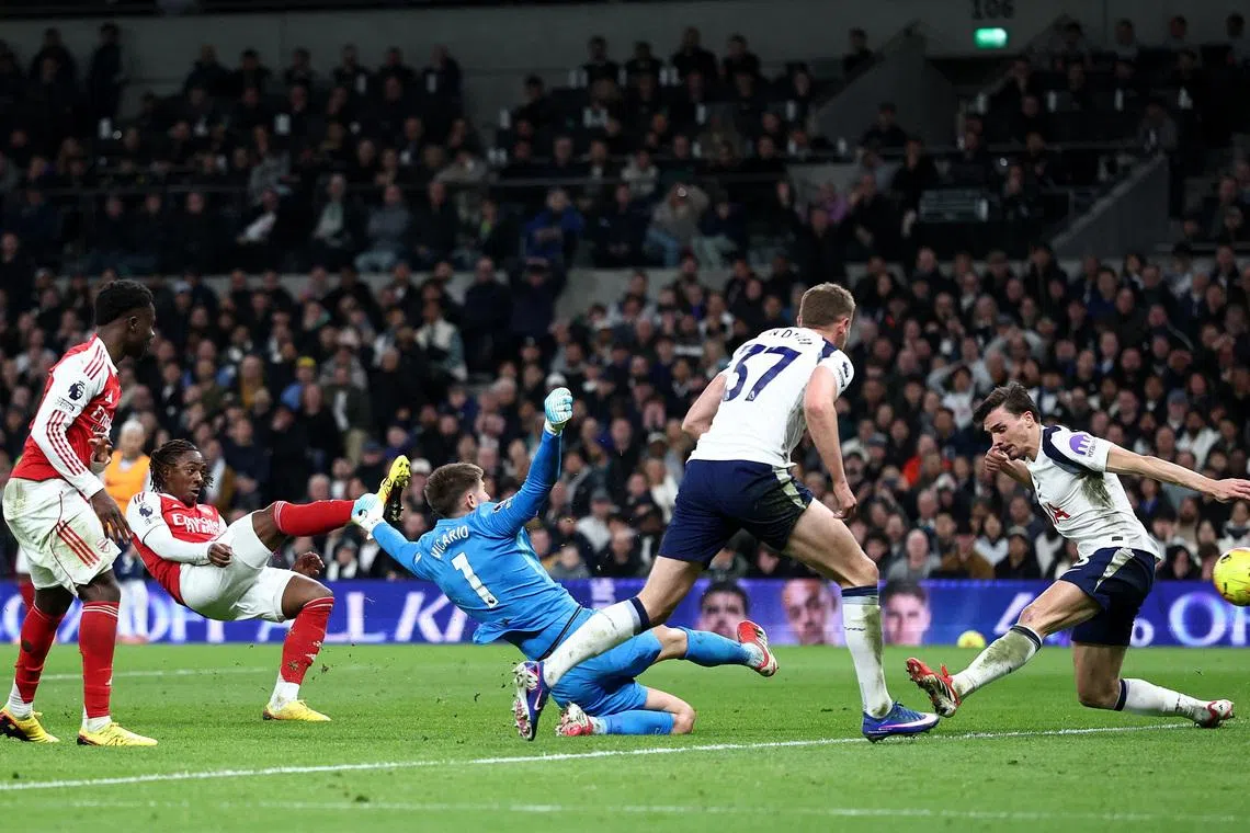 Soccer Football - Premier League - Tottenham Hotspur v Arsenal - Tottenham Hotspur Stadium, London, Britain - February 22, 2026 Arsenal's Eberechi Eze scores their third goal past Tottenham Hotspur's Guglielmo Vicario. REUTERS/David Klein