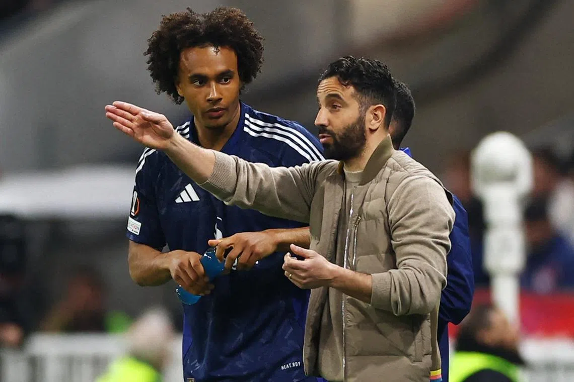 Soccer Football - Europa League - Quarter Final - First Leg - Olympique Lyonnais v Manchester United - Groupama Stadium, Lyon, France - April 10, 2025 Manchester United manager Ruben Amorim gives instructions to Manchester United's Joshua Zirkzee before he comes on as a substitute REUTERS/Gonzalo Fuentes