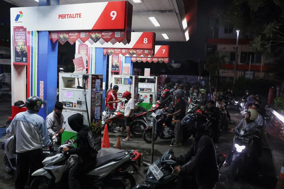 Long queues in Jakarta as motorists switch to subsidised fuels amid price hike