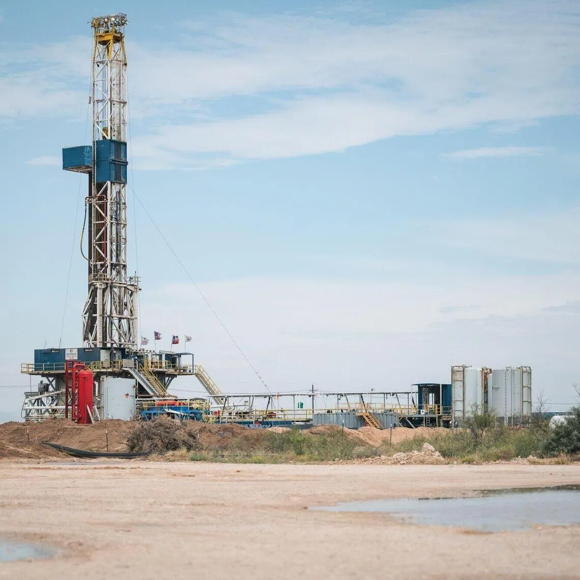 An oil drilling rig outside of Midland, Texas, on Oct 15. West Texas Intermediate gained toward US$103 a barrel, after swinging more than US$3 in the previous session.
