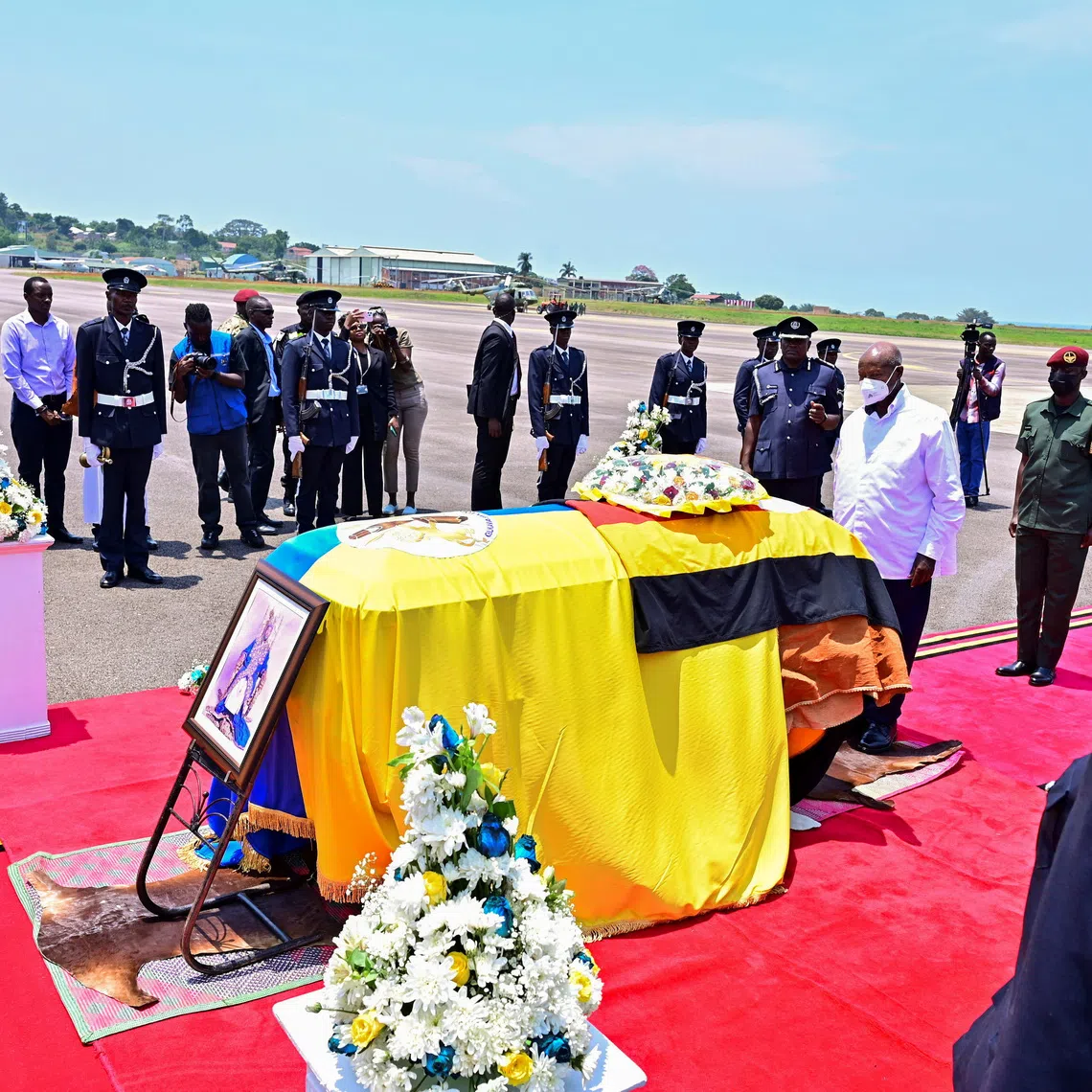 Ugandan President Yoweri Museveni pays homage to the flag-draped coffin with the body of King Oyo Nyimba Kabamba Iguru Rukidi IV, of the Tooro Kingdom, who died in late August aged 34 while receiving treatment in the U.S., at the Entebbe International Airport, in Entebbe, Uganda September 4, 2026. REUTERS/Abubaker Lubowa