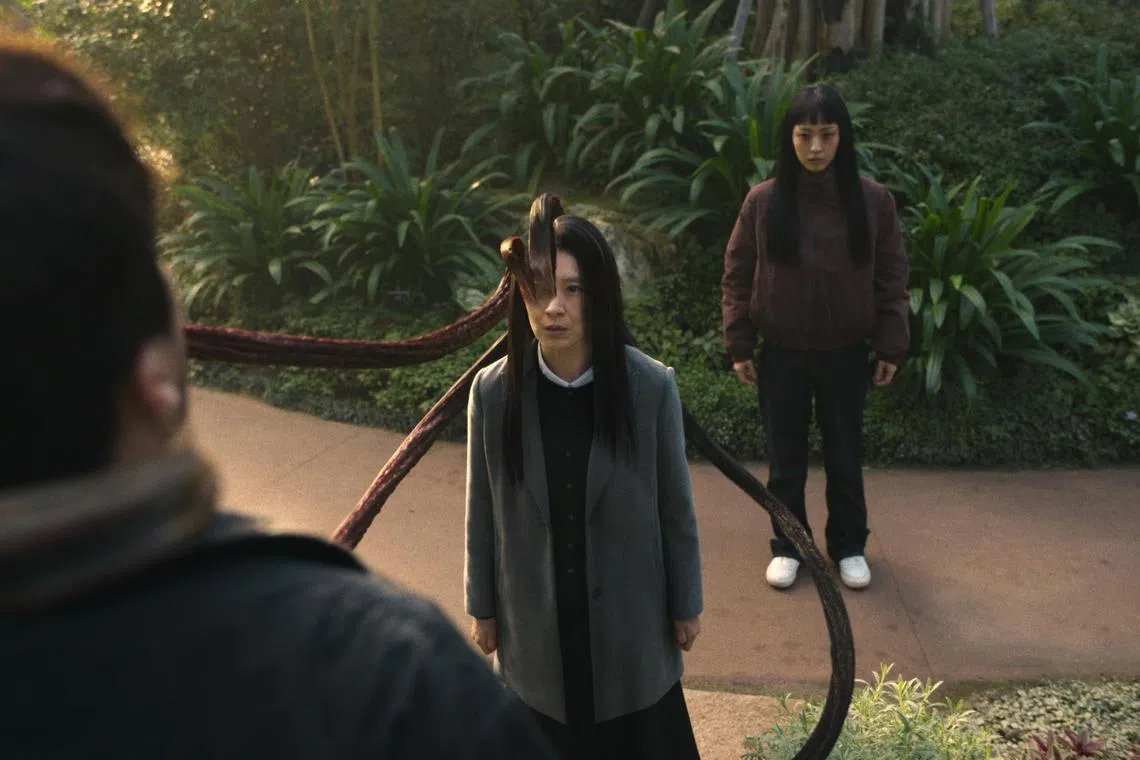 South Korean horror series Parasyte: The Grey, stars Jeon So-nee (back) as protagonist Jeong Su-in.