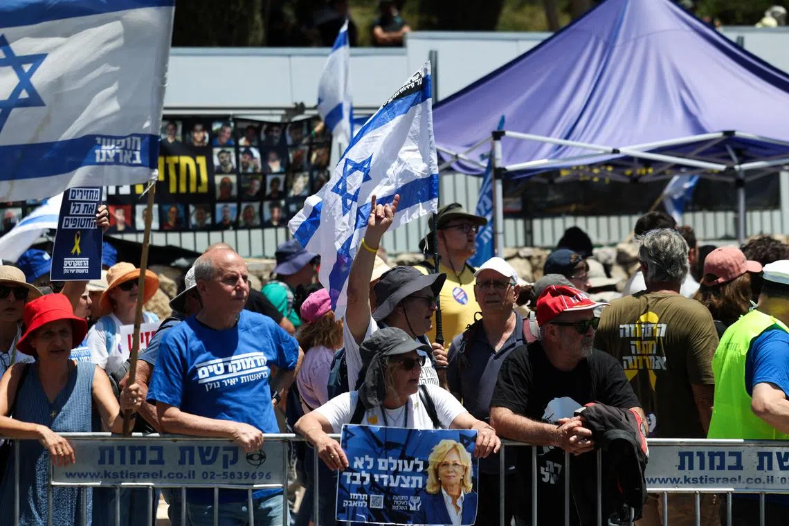 Israelis protest in support of Israeli Attorney General Gali Baharav-Miara, and to demand the end of the war in Gaza and release of all hostages, outside Israeli Prime Minister Benjamin Netanyahu's office in Jerusalem August 4, 2025. REUTERS/Ronen Zvulun