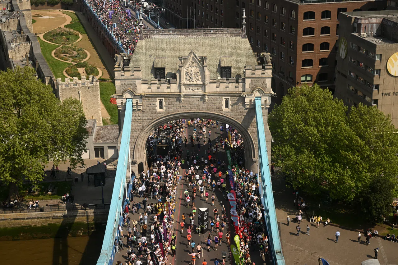 Athletics - London Marathon - London, Britain - April 27, 2025 General view of runners on Tower Bridge during the London Marathon REUTERS/Jaimi Joy