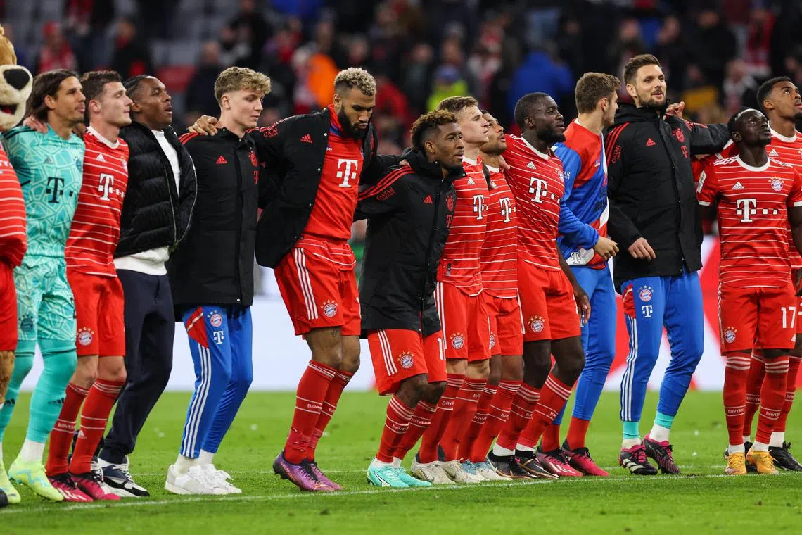 epa10554243 Bayern players celebrate after the German Bundesliga soccer match between FC Bayern Munich and Borussia Dortmund in Munich, Germany, 01 April 2023.  EPA-EFE/ANNA SZILAGYI CONDITIONS - ATTENTION: The DFL regulations prohibit any use of photographs as image sequences and/or quasi-video.