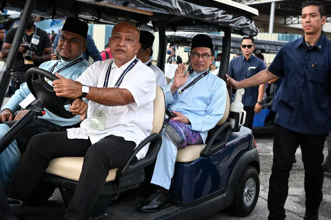  Pakatan Harapan (PH) president Datuk Seri Anwar Ibrahim and his supporters during Nomination Day of Malaysia's 15th General Election held at the Industrial Training Institute (ILP Ipoh) in Tambun, Perak on 5 Nov 2022.
