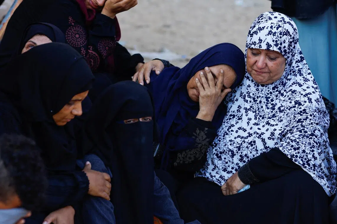 Mourners react during the funeral of Palestinians killed in Israeli strikes, amid the Israel-Hamas conflict, at Nasser hospital, in Khan Younis, southern Gaza Strip August 26, 2024. REUTERS/Mohammed Salem