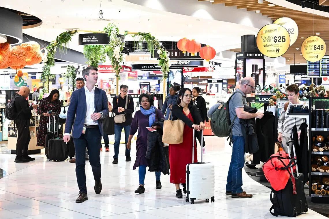New Zealand citizens depart in record numbers as economy stalls