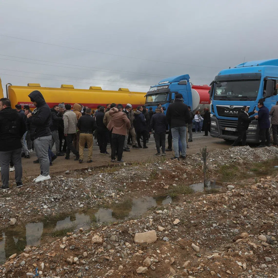 FILE PHOTO: Kurdish protesters block the road in front of trucks carrying oil in the Arbat area near Sulaymaniyah, Iraq February 23, 2025. REUTERS/Ako Rasheed/File Photo