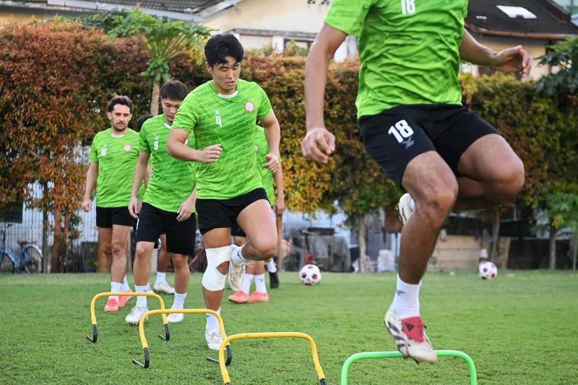 ST20251030_202518400733 Azmi Athni dgsoc31//

Geylang International forward Shuhei Hoshino (third left) during training on Oct 30, 2025. 

ST PHOTO: AZMI ATHNI