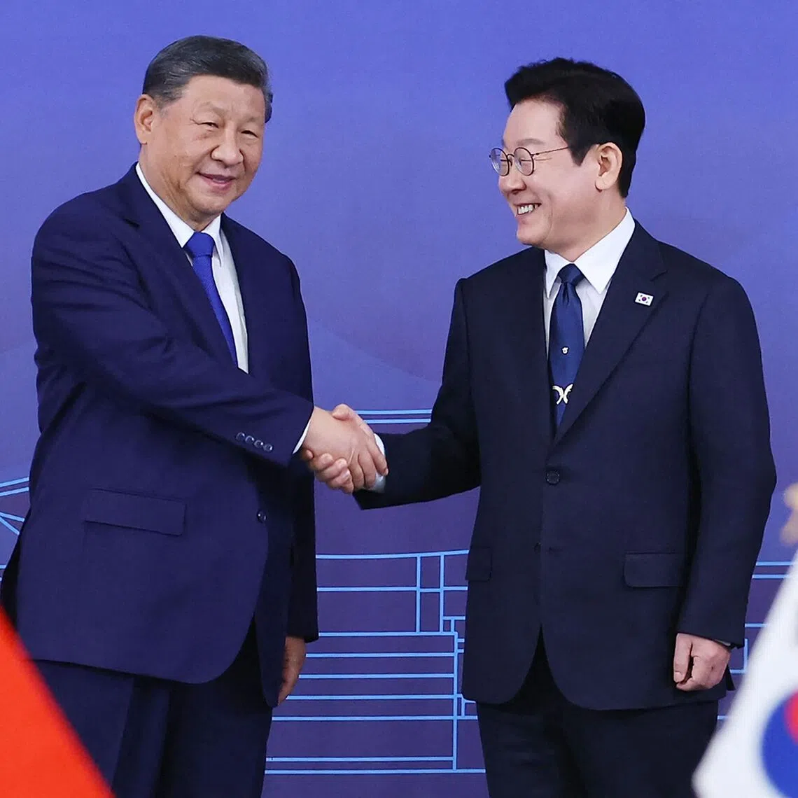 Chinese President Xi Jinping (left) sat down for his first summit with South Korean President Lee Jae Myung on the last day of the Apec forum.