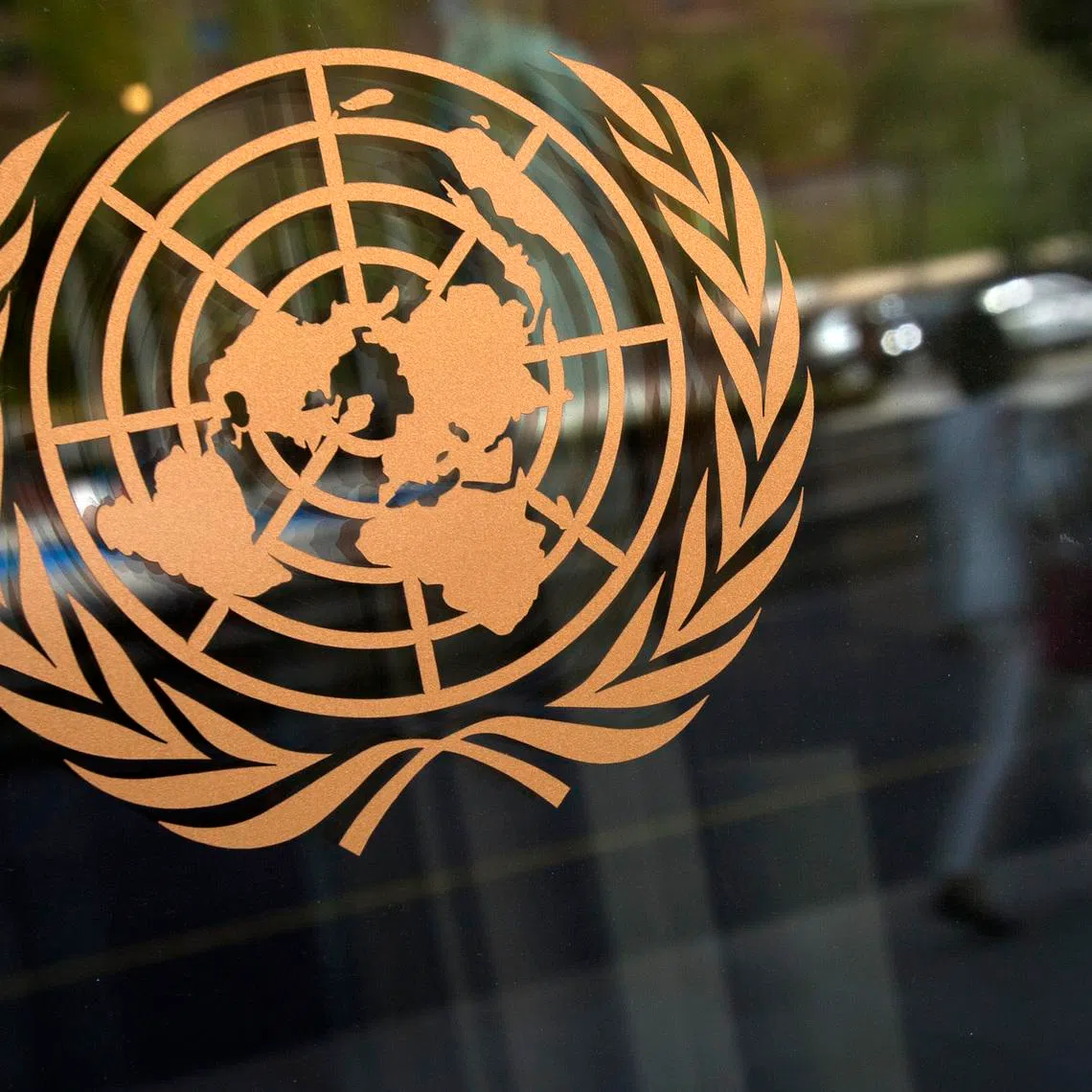 The logo of the United Nations is seen on the outside of their headquarters in New York, September 15, 2013. A report by U.N. chemical weapons experts will likely confirm that poison gas was used in an August 21 attack on Damascus suburbs that killed hundreds of people, U.N. Secretary-General Ban Ki-moon said on Friday.       REUTERS/Carlo Allegri  (UNITED STATES - Tags: POLITICS)