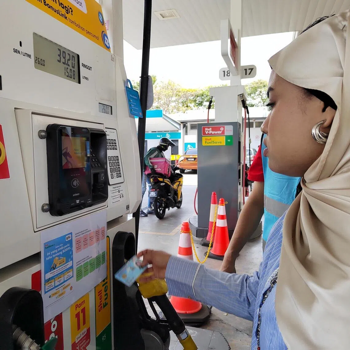 mmronroll - Malaysians began refilling their tanks with subsidised petrol without major hiccups as the nationwide subsidy rolled out on Tuesday.
ST PHOTO: MUZLIZA MUSTAFA