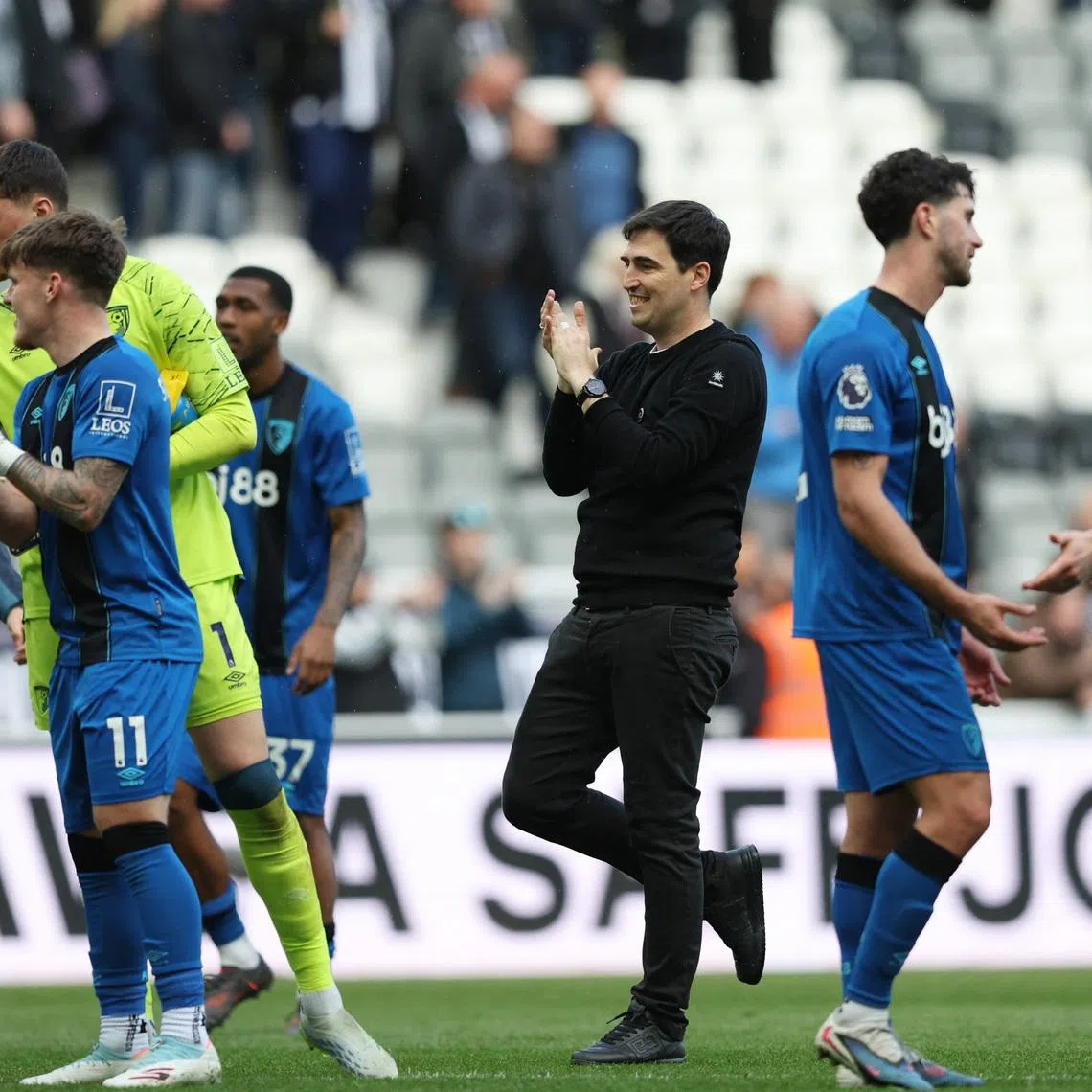 Soccer Football - Premier League - Newcastle United v AFC Bournemouth - St James' Park, Newcastle, Britain - April 18, 2026  AFC Bournemouth manager Andoni Iraola, Ben Gannon-Doak, Adam Smith and Marcos Senesi celebrate after the match REUTERS/Scott Heppell