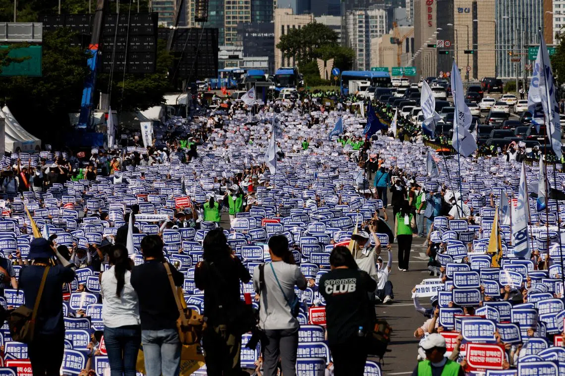 FILE PHOTO: Doctors strike and shout slogans during a rally to protest against government plans to increase medical school admissions and healthcare reform in Seoul, South Korea, June 18, 2024. REUTERS/Kim Soo-hyeon/File Photo