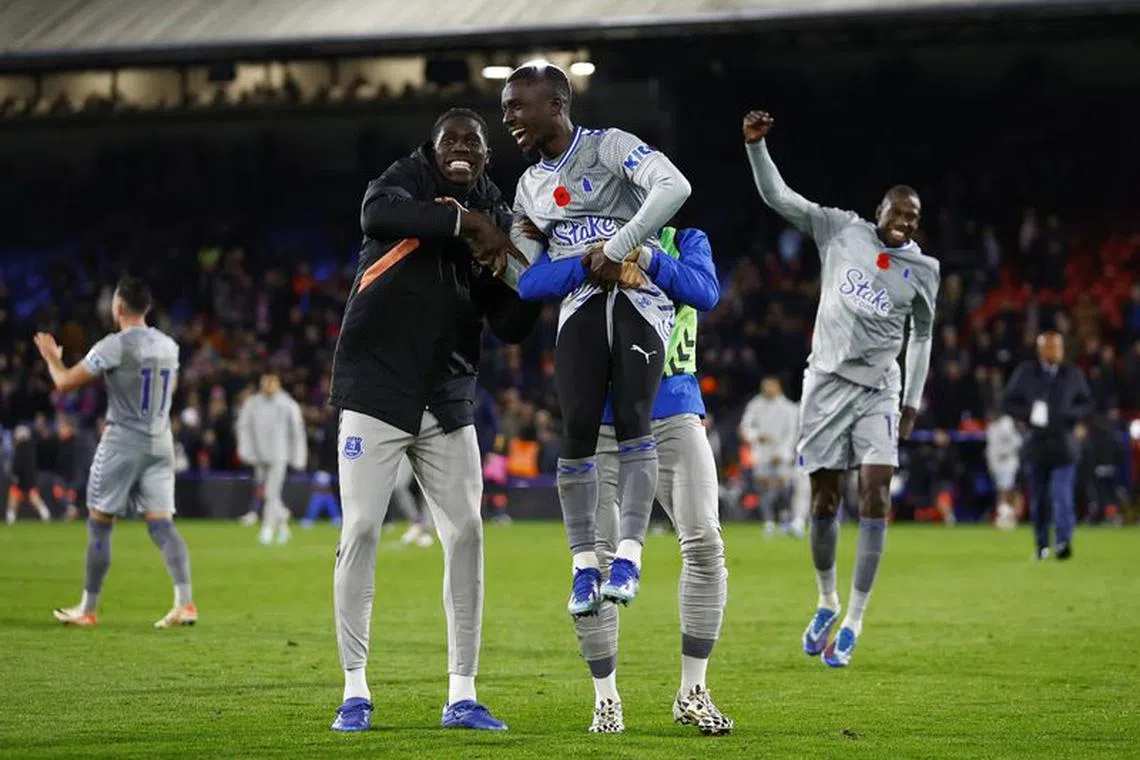Soccer Football - Premier League - Crystal Palace v Everton - Selhurst Park, London, Britain - November 11, 2023 Everton's Idrissa Gueye, Amadou Onana and Arnaut Danjuma celebrate after the match Action Images via Reuters/Peter Cziborra NO USE WITH UNAUTHORIZED AUDIO, VIDEO, DATA, FIXTURE LISTS, CLUB/LEAGUE LOGOS OR 'LIVE' SERVICES. ONLINE IN-MATCH USE LIMITED TO 45 IMAGES, NO VIDEO EMULATION. NO USE IN BETTING, GAMES OR SINGLE CLUB/LEAGUE/PLAYER PUBLICATIONS.