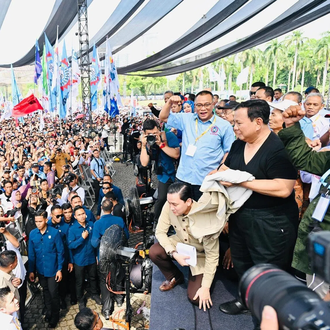 wypopulist - After delivering his speech, President Prabowo Subianto took off his brown, long-sleeved tactical shirt, revealing a black undershirt. He then stepped off the stage, immersing himself in a crowd of thousands to shake hands with the people.

Photo credit: Indonesia Presidential Palace