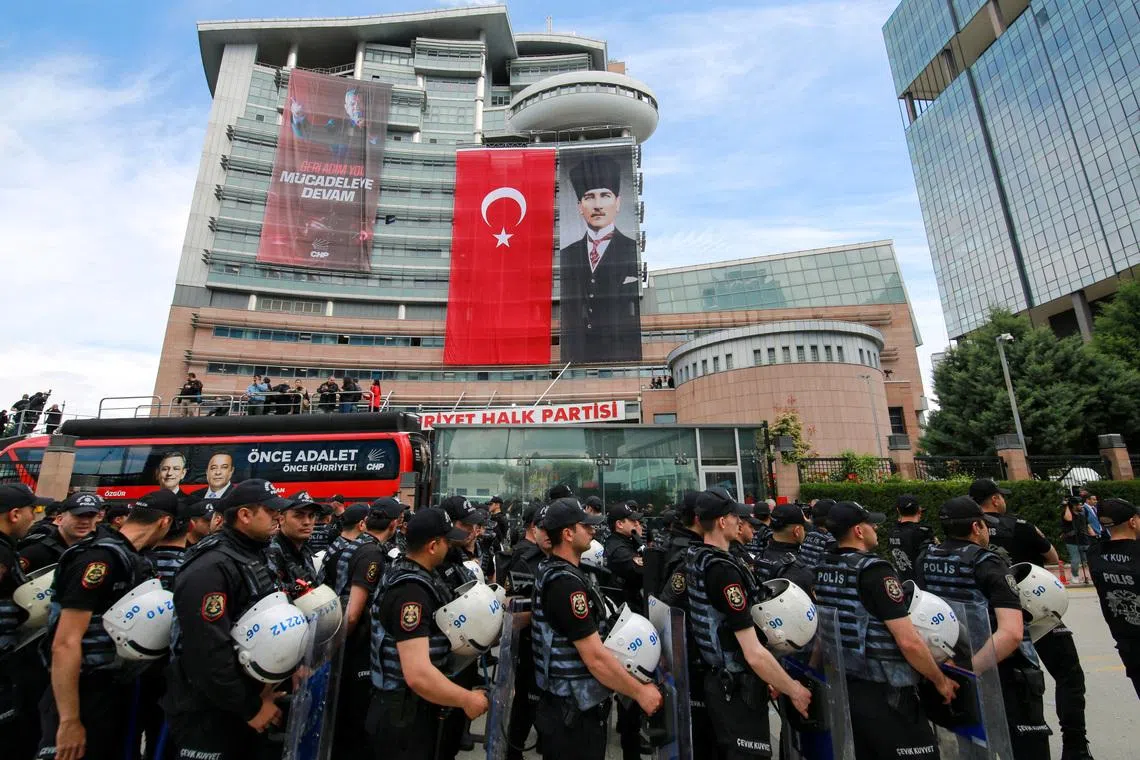 Türkische Polizei räumt Oppositionspartei CHP nach Gerichtsbeschluss