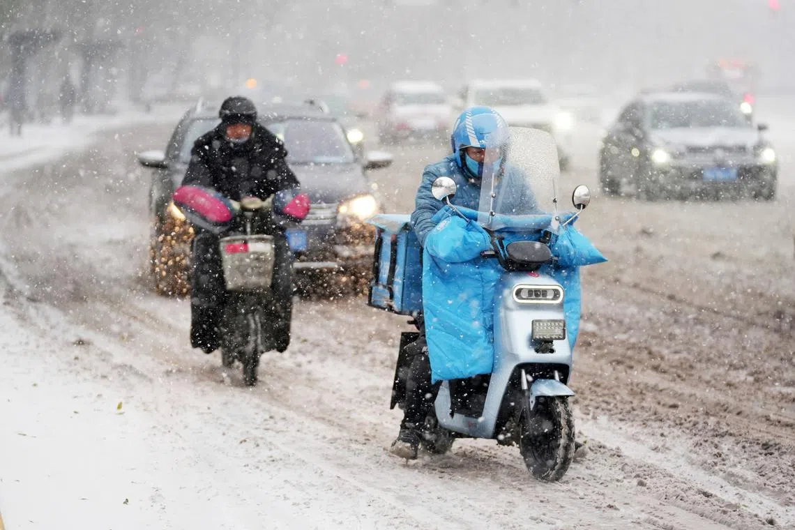 epa10960535 Commuters brave the elements amid heavy snow in Harbin, northeast China's Heilongjiang Province, 06 November 2023. Heilongjiang issued a red alert on Sunday for blizzards, according to the local meteorological service. Multiple cities in the province are expected to experience heavy snowfall, with accumulative precipitation ranging between 20 mm to 40 mm, from Sunday evening to Monday evening, according to the forecast.  EPA-EFE/XINHUA / Wang Jianwei CHINA OUT / UK AND IRELAND OUT  /       MANDATORY CREDIT  EDITORIAL USE ONLY  EDITORIAL USE ONLY