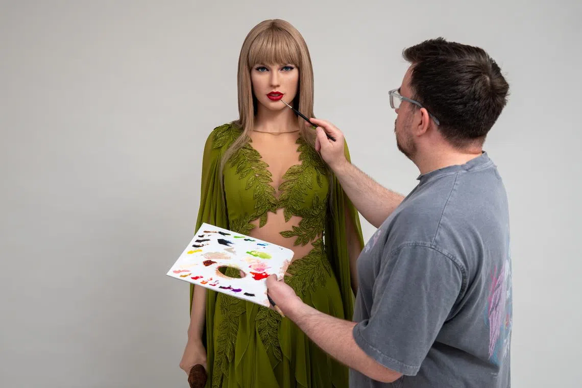 More than 40 artistes worked for more than a year on the statues of Taylor Swift.
