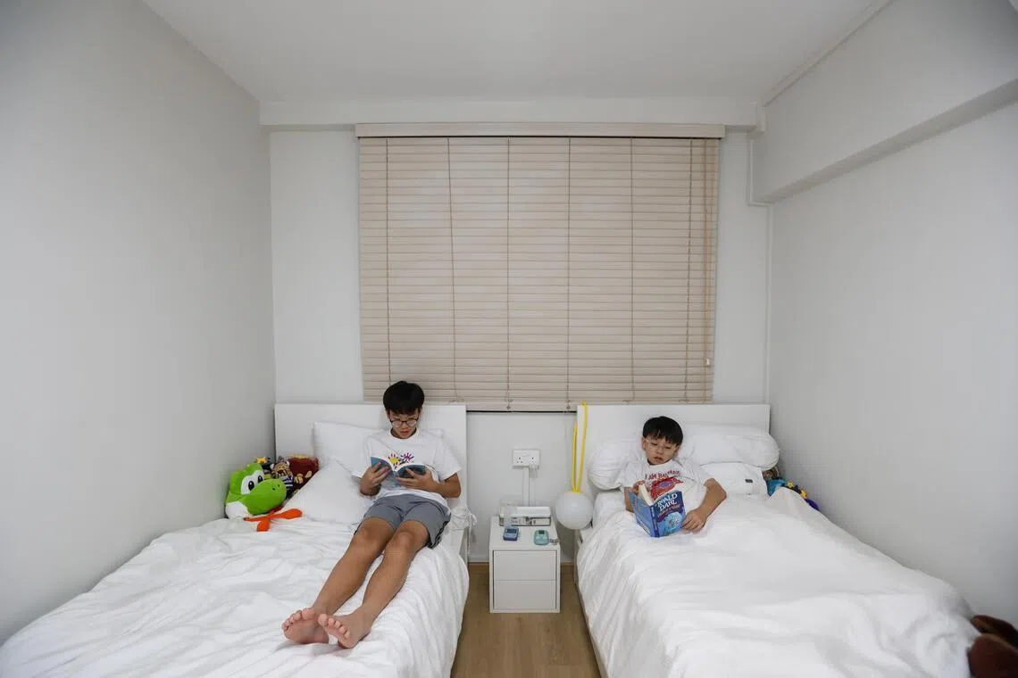 Parents should set regular bedtimes for their children throughout the week. 