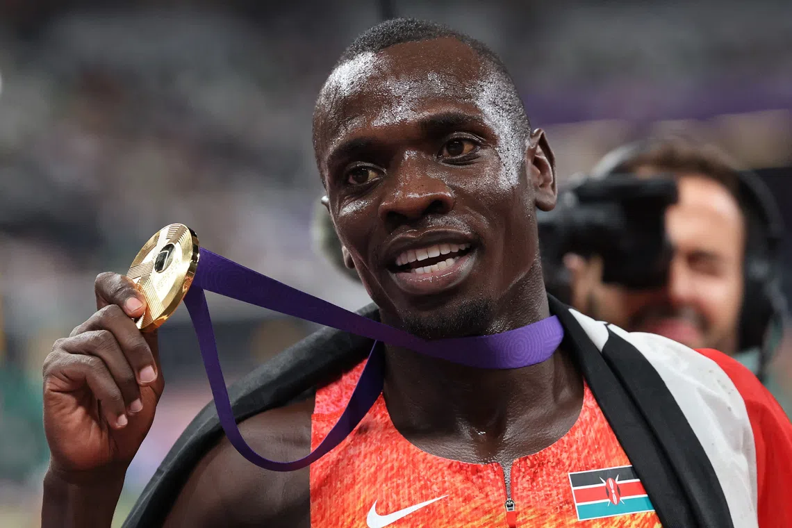 World Athletics Championships Tokyo 2025 - Men's 800m Final - Japan National Stadium, Tokyo, Japan - September 20, 2025 Kenya's Emmanuel Wanyonyi celebrates with his medal and national flag after winning gold REUTERS/Kim Kyung-Hoon