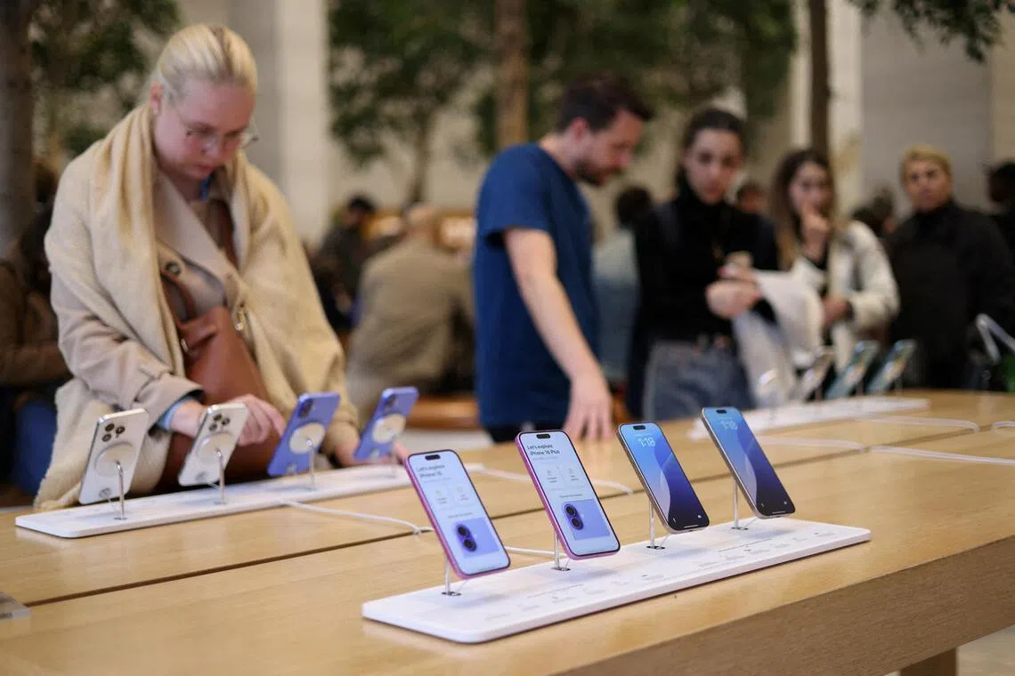 Apple smartphones displayed at a store in London. Apple and Samsung are positioned to gain market share as smaller smartphone rivals struggle or exit the market entirely, said IDC.