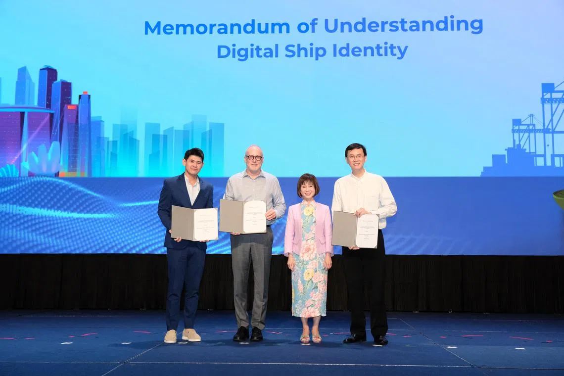 elship16 - Photo-taking session during the presentation of the memorandum of understanding with (from left) Mr. Vance Low, Executive Director, Bunkerchain; Mr. Peter Tirschwell, Vice President, S&P Global Market Intelligence; Dr Amy Khor, Senior Minister of State, Ministry of Sustainability and Environment and Ministry of Transport; Mr Kenneth Lim, Assistant Chief Executive (Industry &
Transformation), MPA
