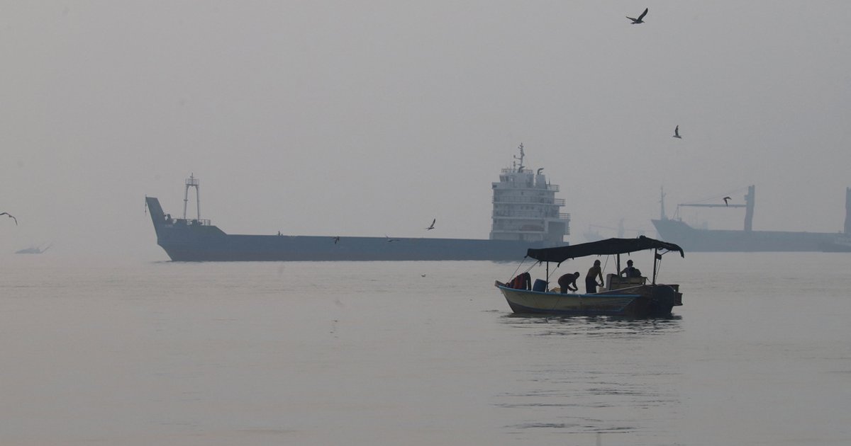 Attacks on tankers in Hormuz hit highest of any week since start of Iran war, sources say