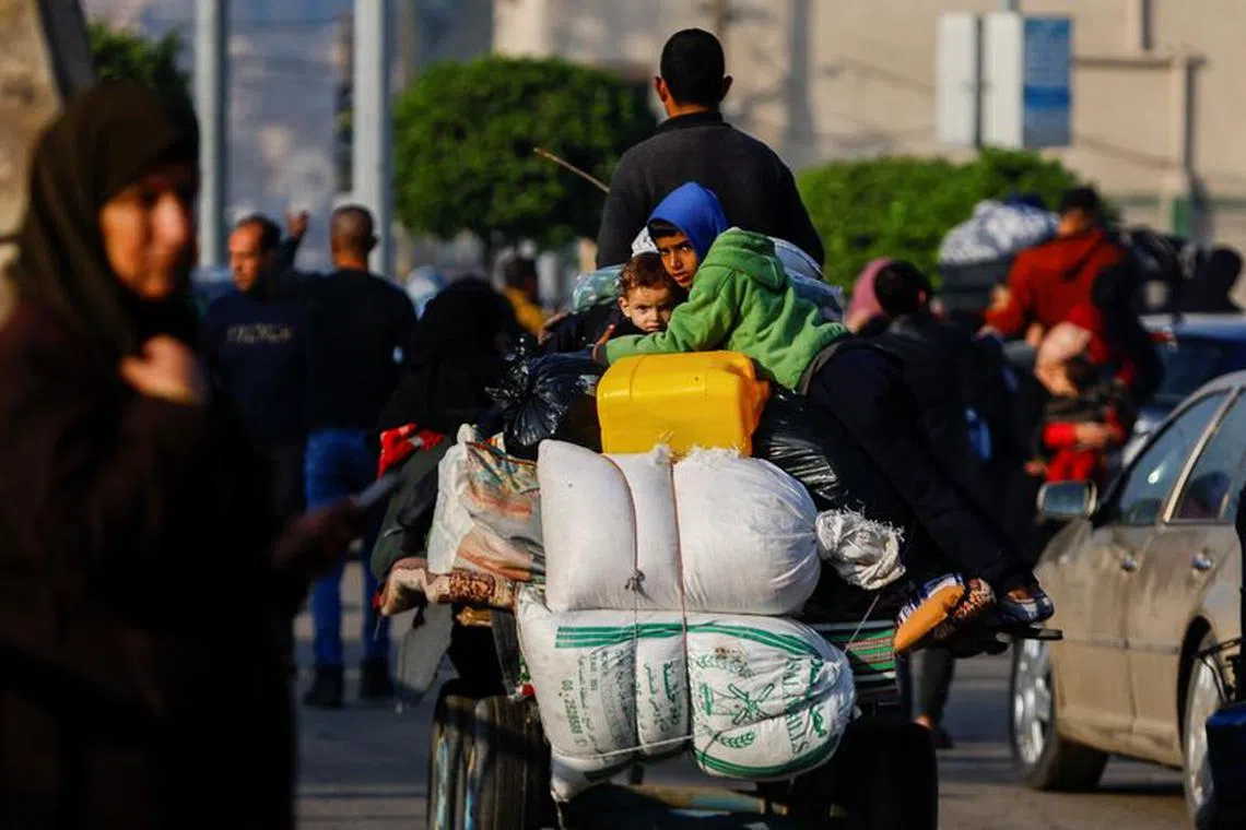 Palestinians flee their houses due to Israeli strikes, after a temporary truce between Hamas and Israel expired, in the eastern part of Khan Younis in the southern Gaza Strip, December 1, 2023. REUTERS/Ibraheem Abu Mustafa