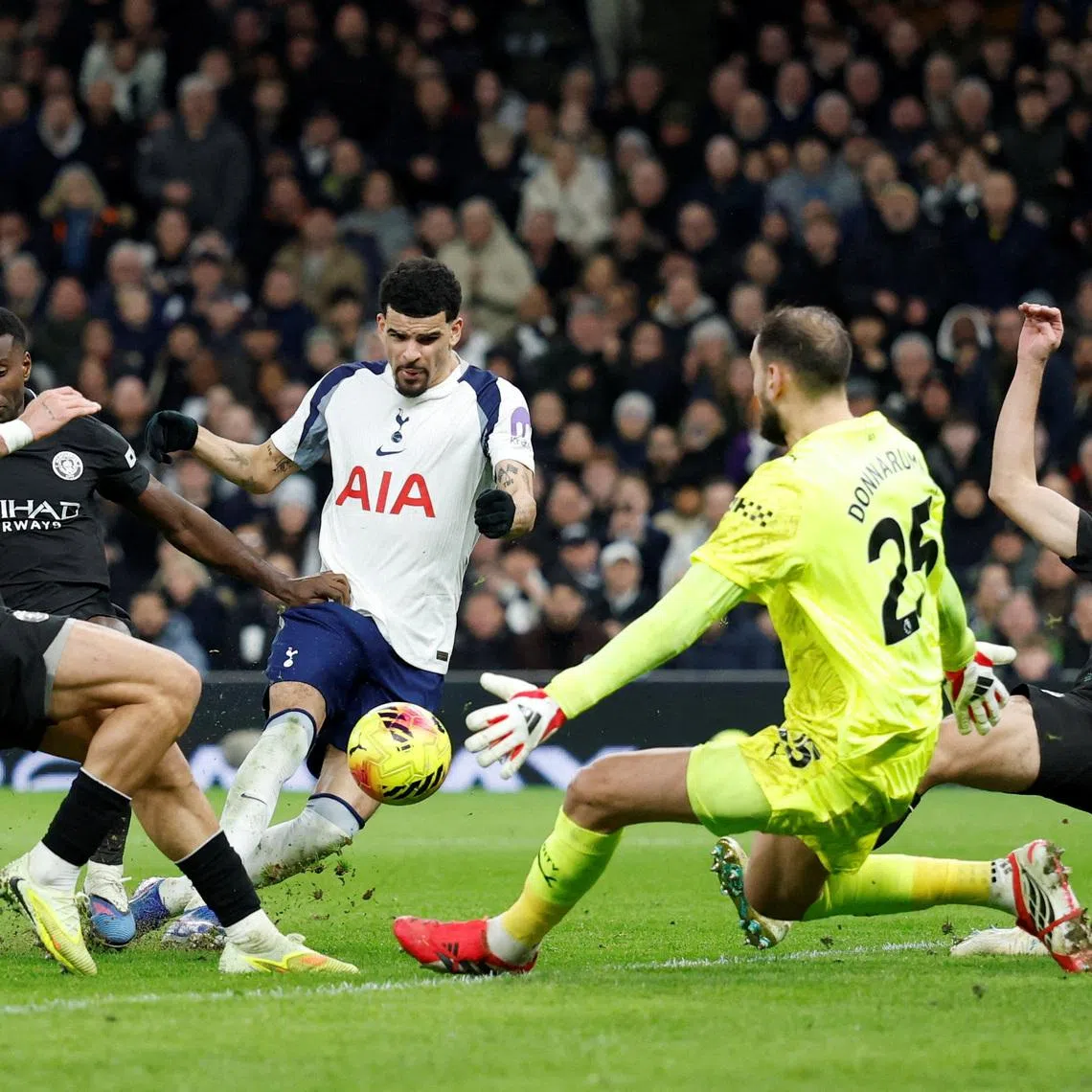 Soccer Football - Premier League - Tottenham Hotspur v Manchester City - Tottenham Hotspur Stadium, London, Britain - February 1, 2026  Tottenham Hotspur's Dominic Solanke scores their first goal past Manchester City's Gianluigi Donnarumma Action Images via Reuters/Peter Cziborra