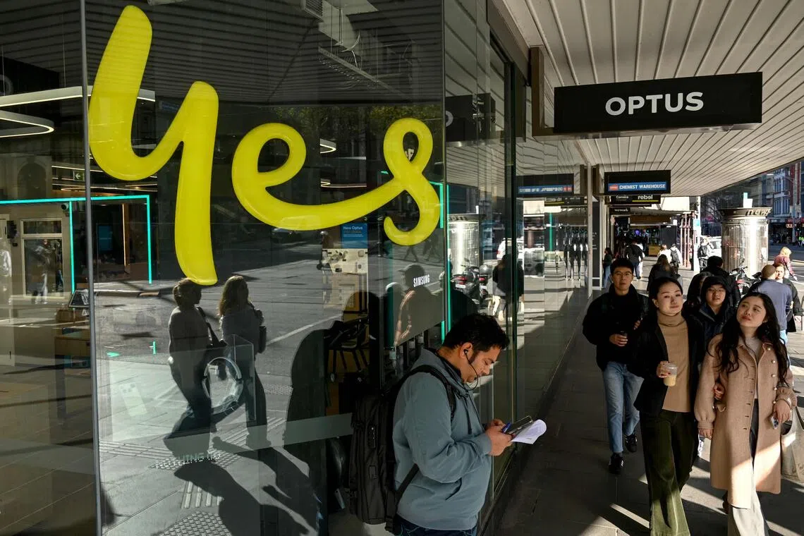 Australian Communications Minister has asked to speak to Singtel when a company delegation is in Australia next week, a fatal outage at its Optus.
